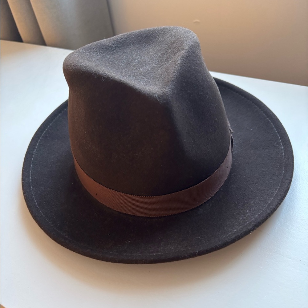 Men’s Goorin Bros hat.